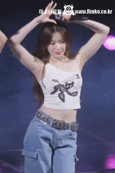 찰랑이는 크롭 흰나시 (여자)아이들 슈화