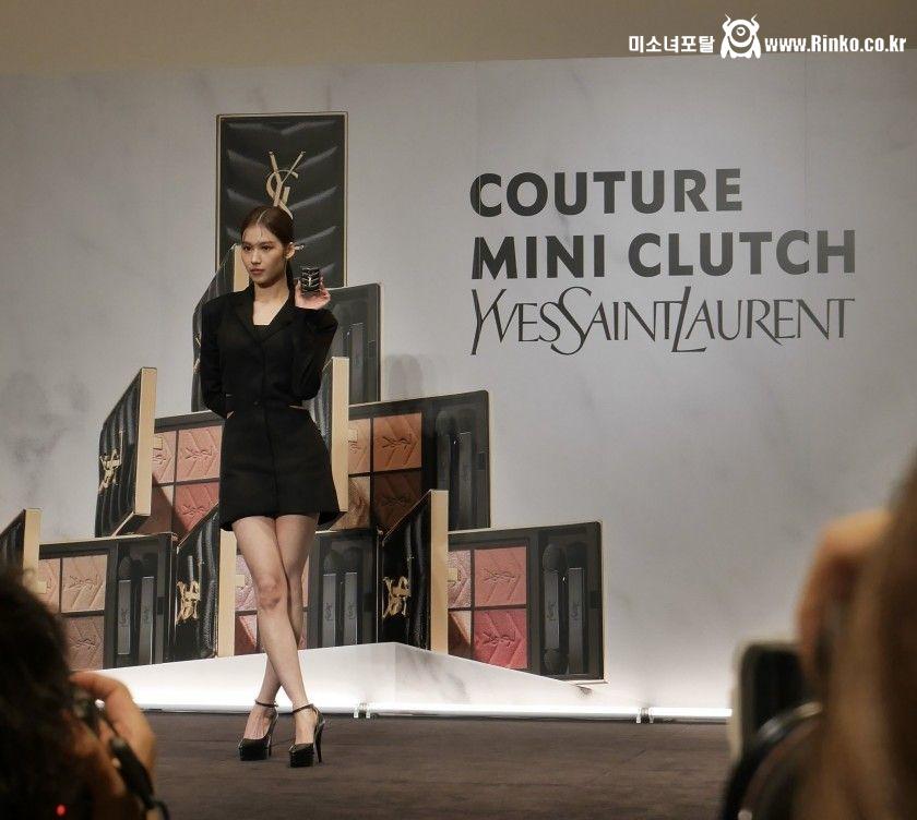 오늘자 입생로랑 신제품 발표회 각선미 트와이스 사나