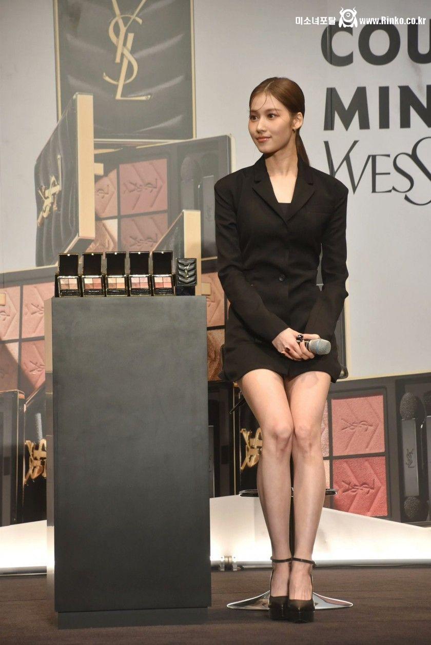 오늘자 입생로랑 신제품 발표회 각선미 트와이스 사나