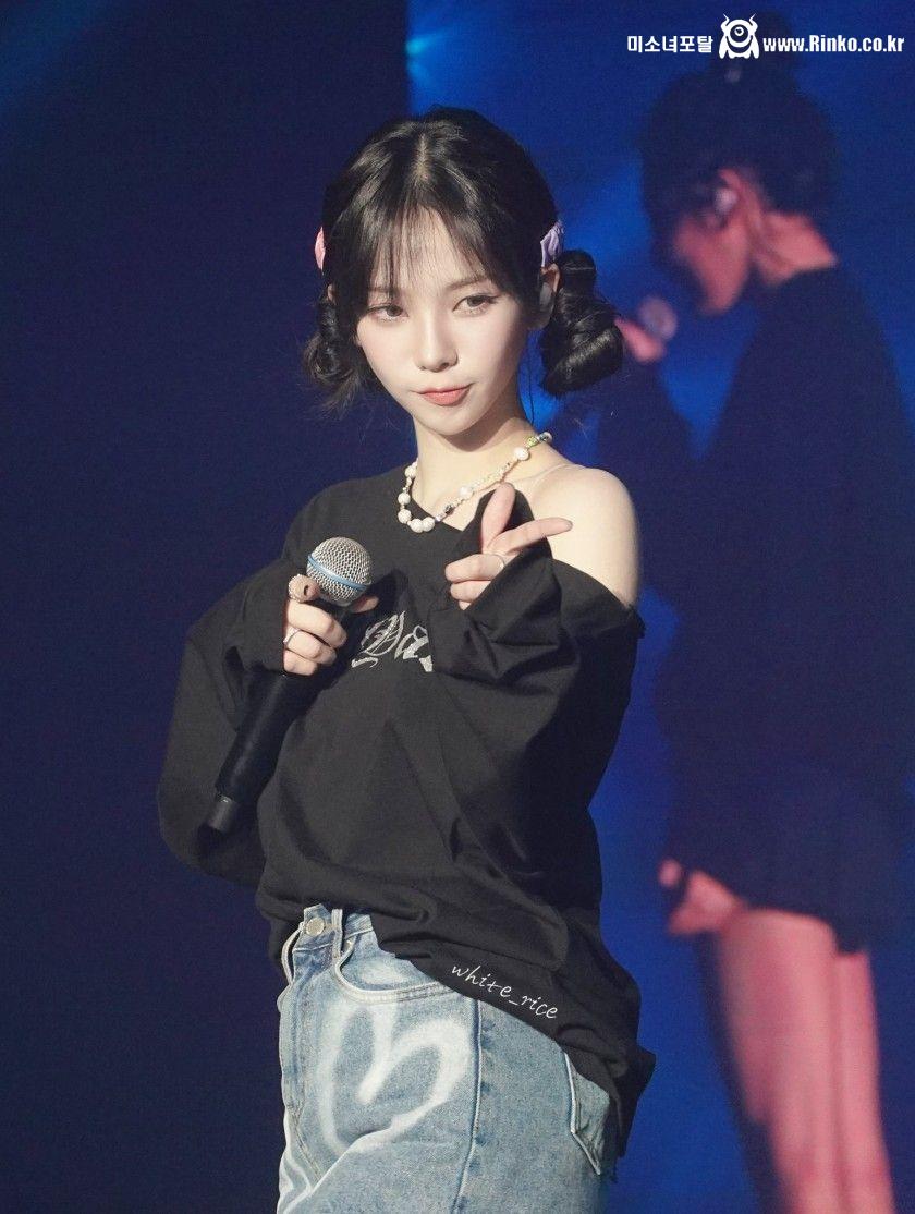 콘서트에서 팬서비스 허벅지 에스파 카리나