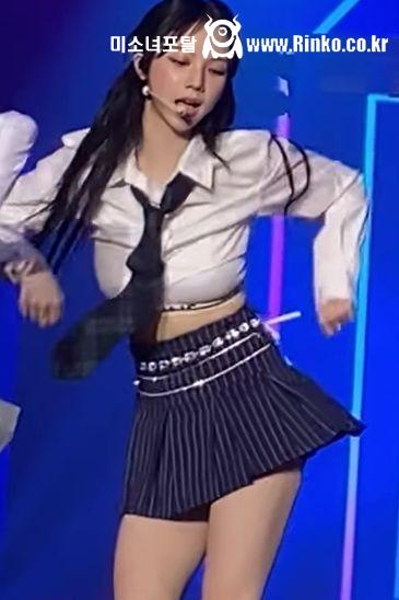 방콕에서도 내려오지 않는 셔츠 에스파 카리나