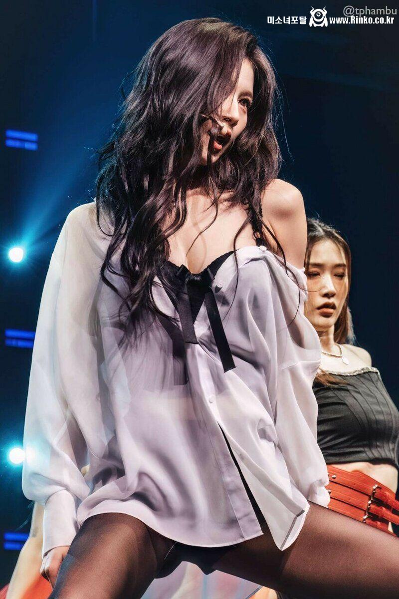 흰셔츠에 검스 사나