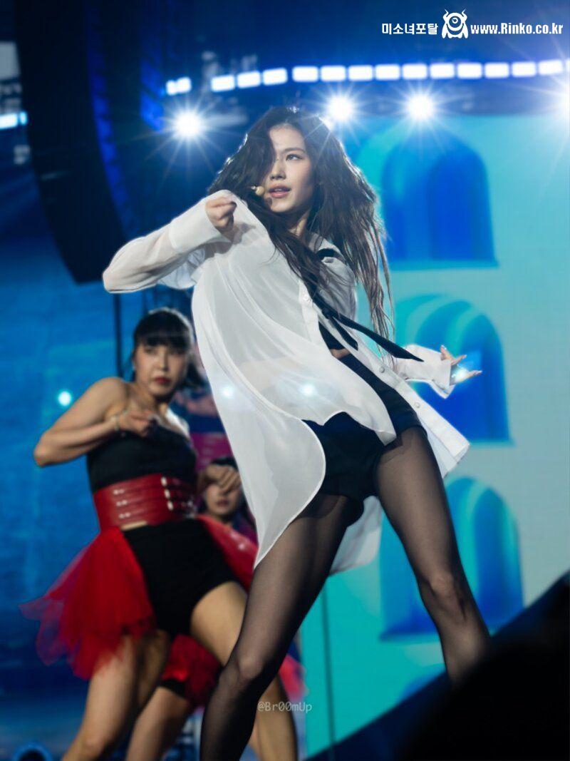 흰셔츠에 검스 사나