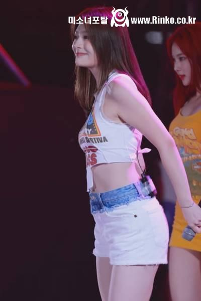 등 뒤로 묶은 흰 민소매 스테이씨 세은