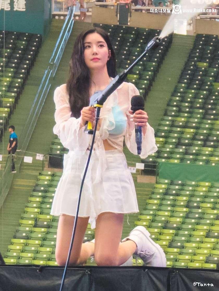 도쿄 워터밤에서 시스루 셔츠 권은비