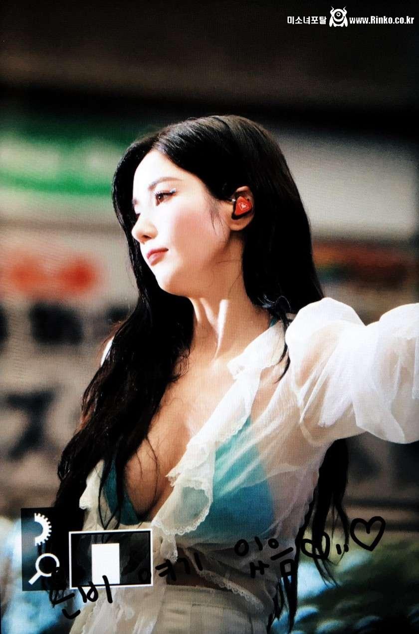 도쿄 워터밤에서 시스루 셔츠 권은비