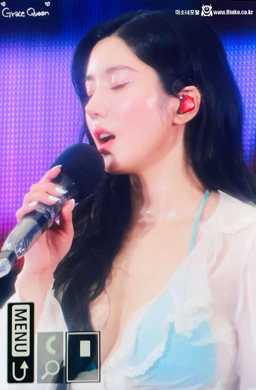 도쿄 워터밤에서 시스루 셔츠 권은비