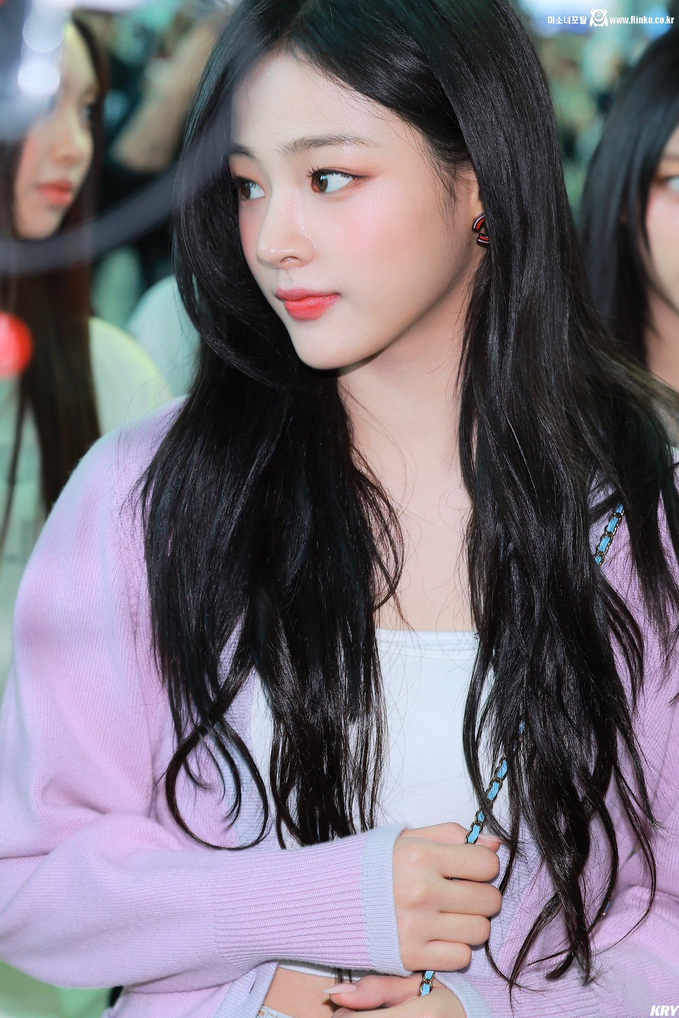 흰 크롭티+시원한 청핫팬츠 입고 출국하는 뉴진스 민지