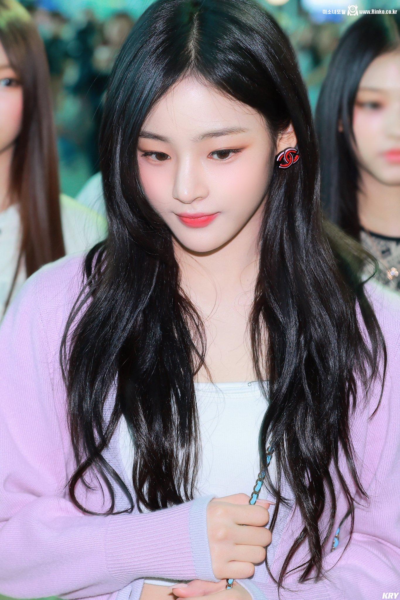 흰 크롭티+시원한 청핫팬츠 입고 출국하는 뉴진스 민지