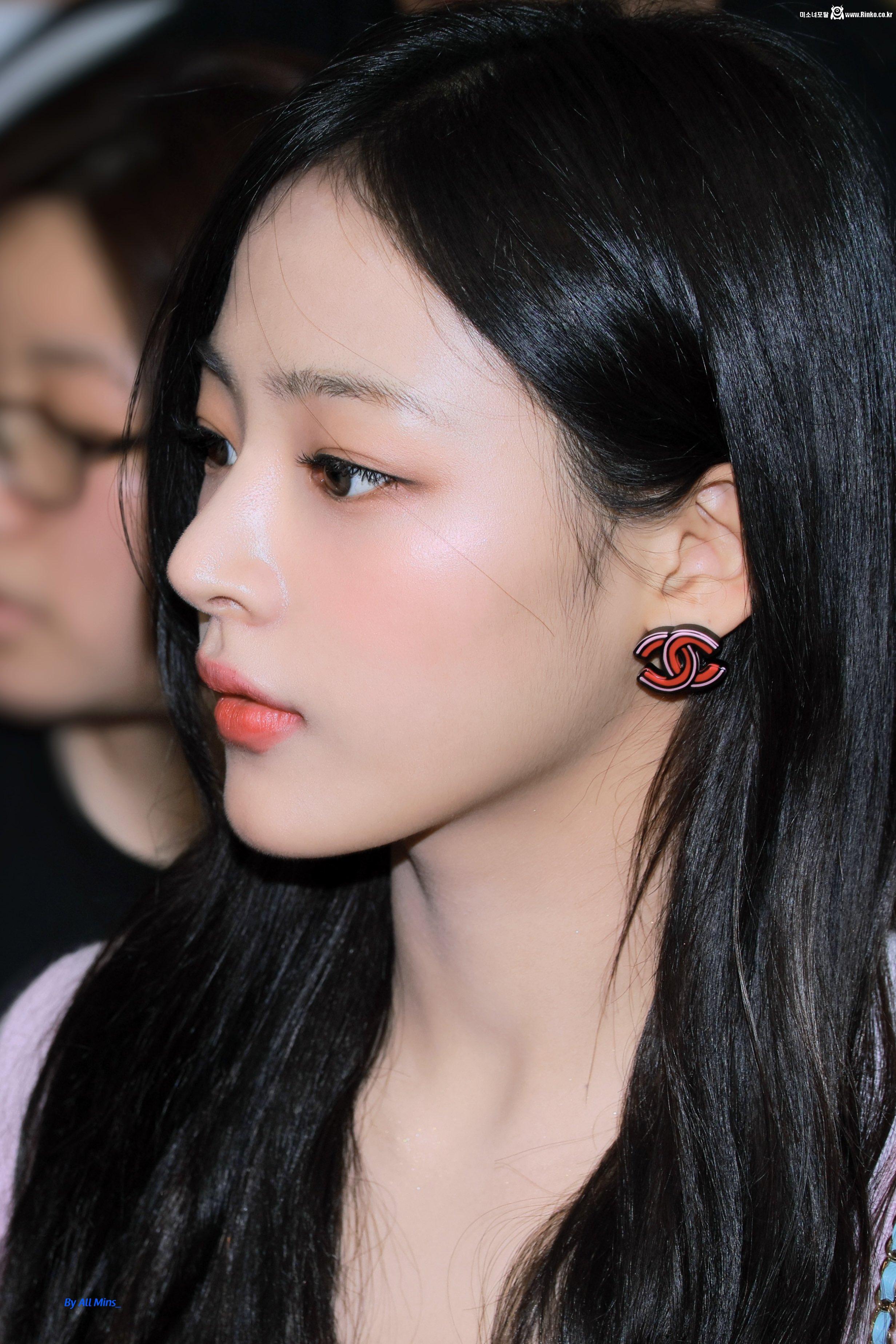 흰 크롭티+시원한 청핫팬츠 입고 출국하는 뉴진스 민지