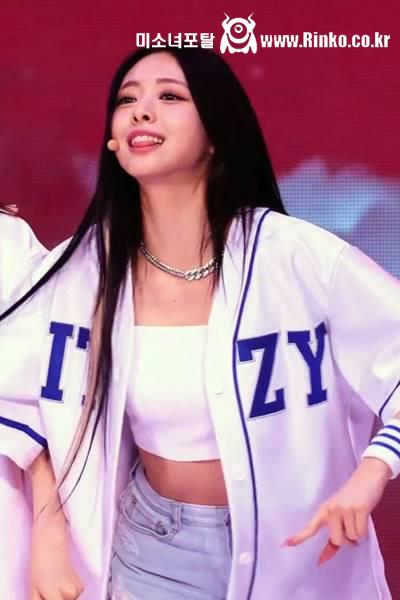 야구 유니폼 속 튜브탑 ITZY 유나