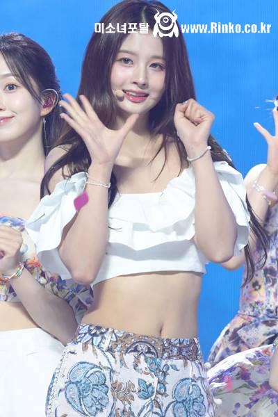 크롭 프릴 오프솔더 엔믹스 설윤