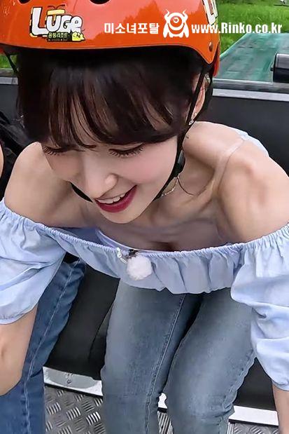 헬멧 쓰고 숙이는 오마이걸 아린