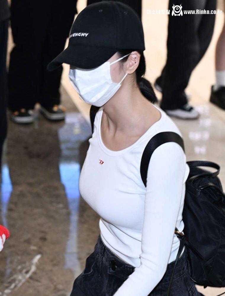 어렵게 찾은 권은비 도쿄 워터밤 비키니 1장 (고화질) + 귀국사진