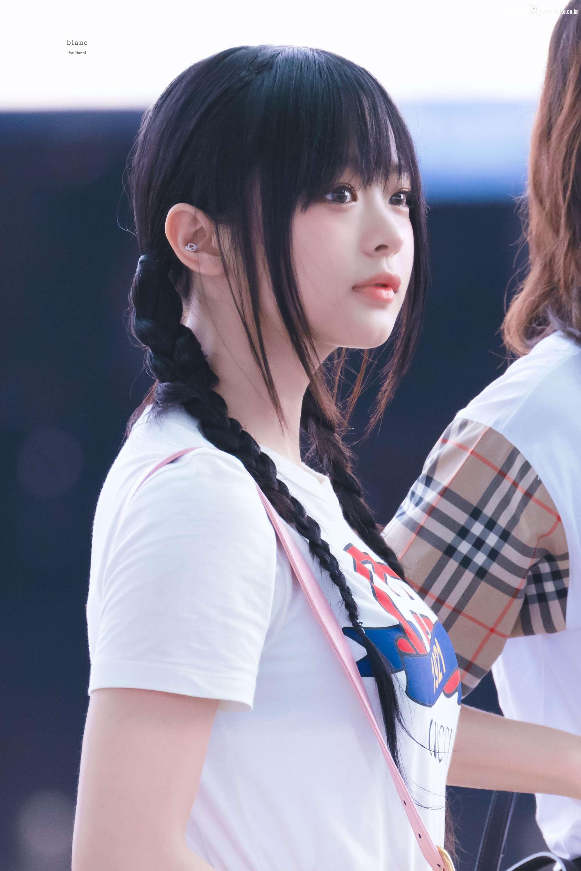 봉긋한 구찌 반팔티에 양갈래 땋은 머리 뉴진스 하니 미모폭발