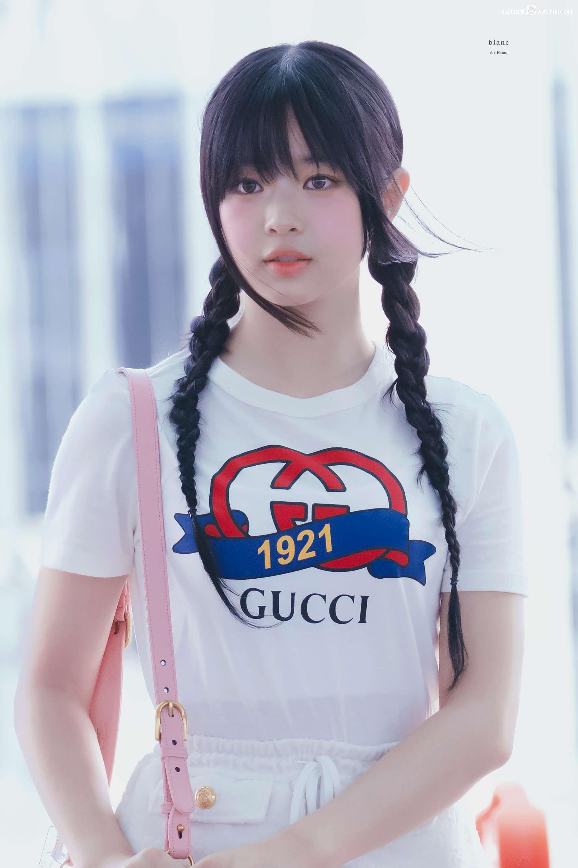 봉긋한 구찌 반팔티에 양갈래 땋은 머리 뉴진스 하니 미모폭발