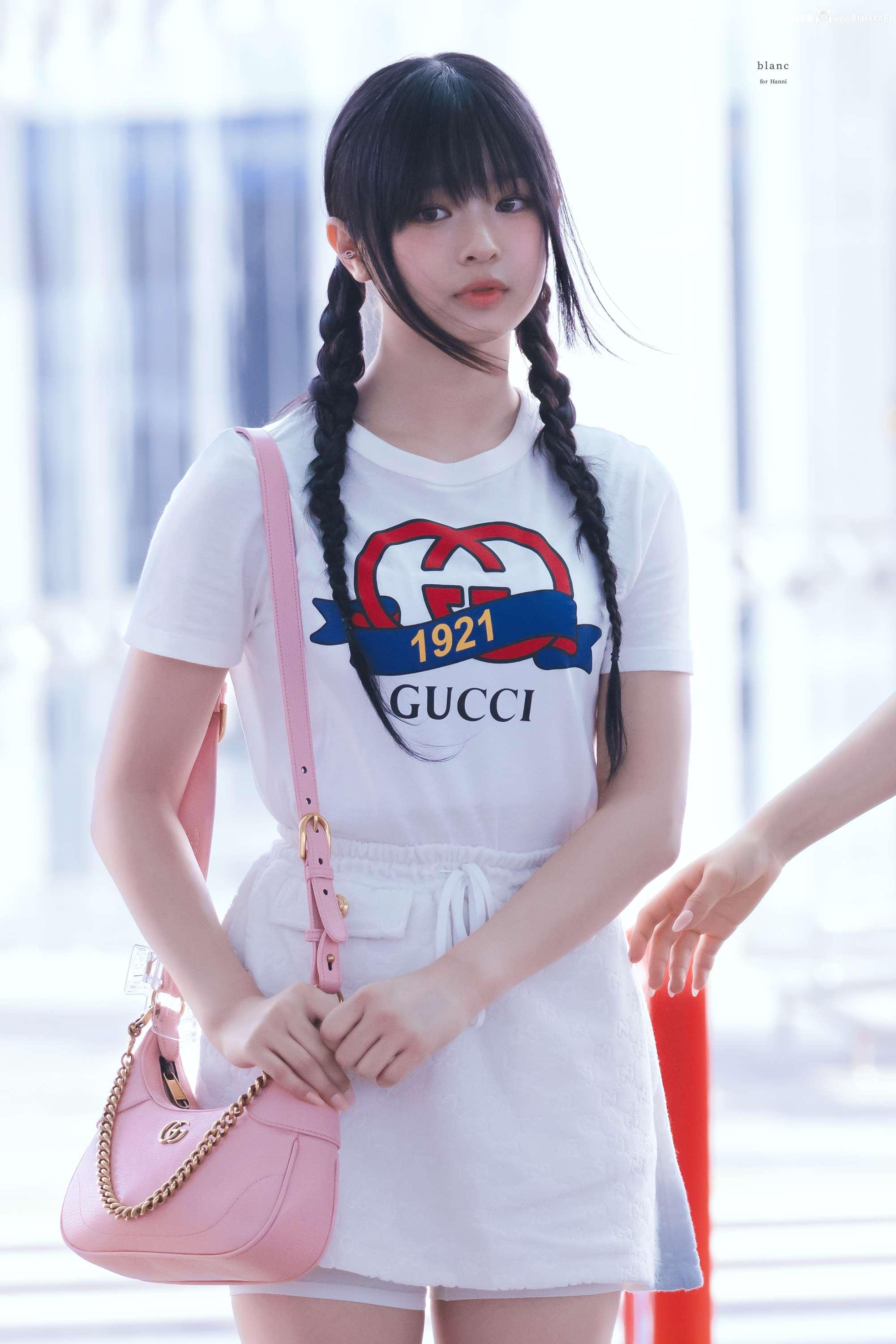 봉긋한 구찌 반팔티에 양갈래 땋은 머리 뉴진스 하니 미모폭발