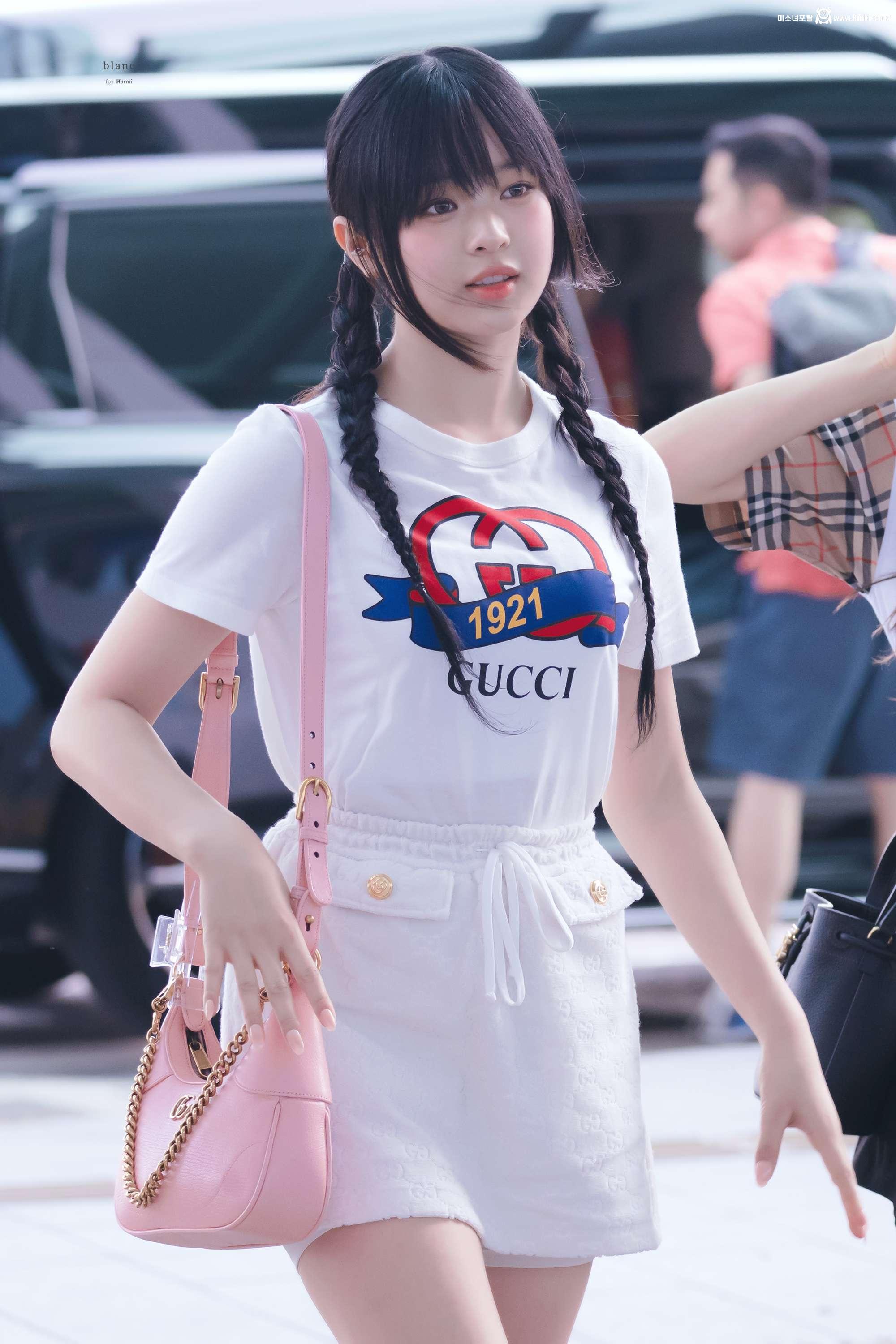봉긋한 구찌 반팔티에 양갈래 땋은 머리 뉴진스 하니 미모폭발