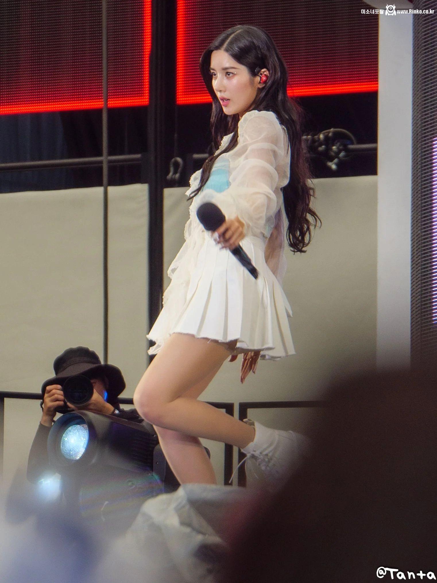 뮤비 촬영하는 화이트 드레스 권은비 + 워터밤 고화질 사진