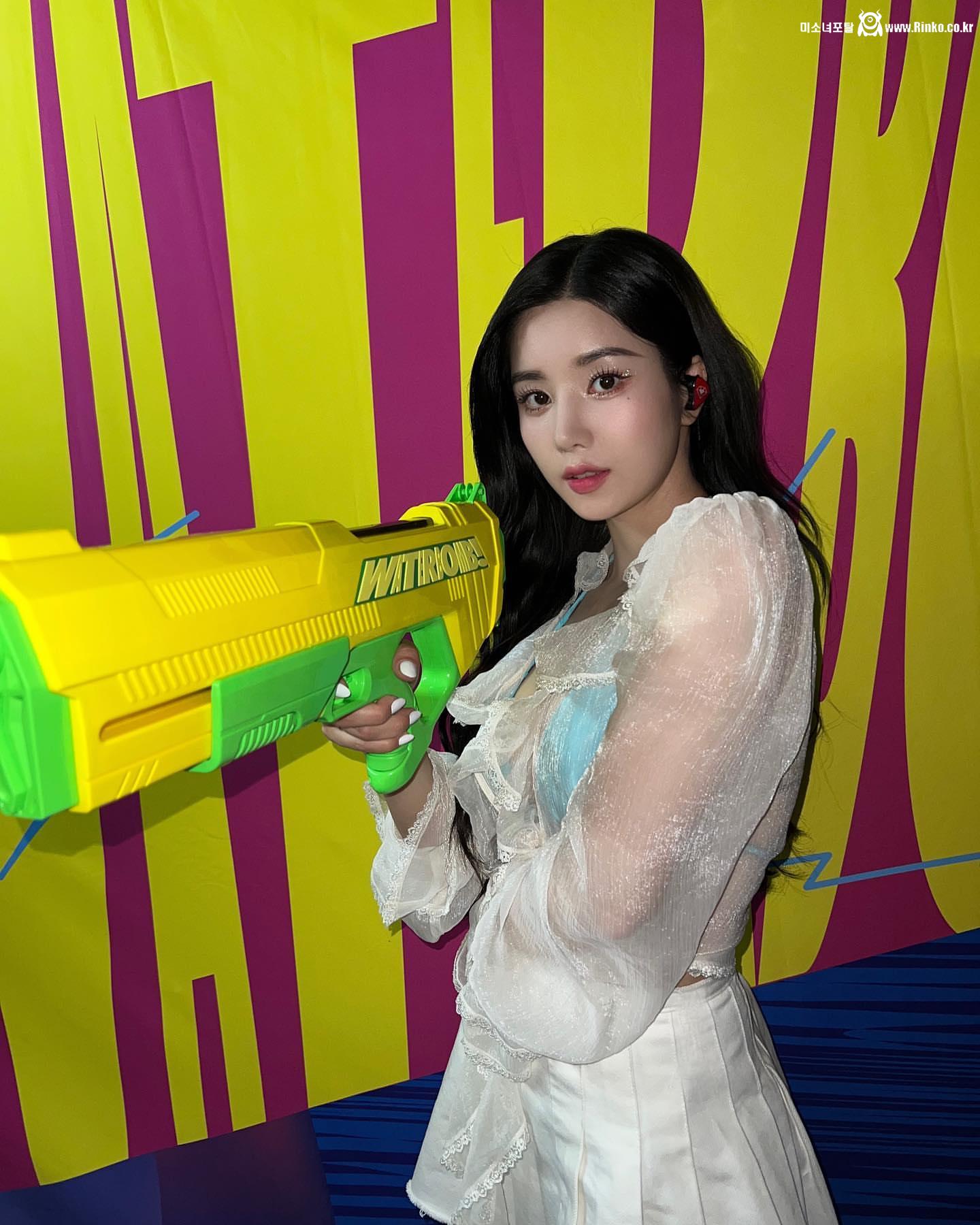 도쿄 워터밤 끝난후 인스타 올린 권은비 프릴 블라우스+비키니 몸매