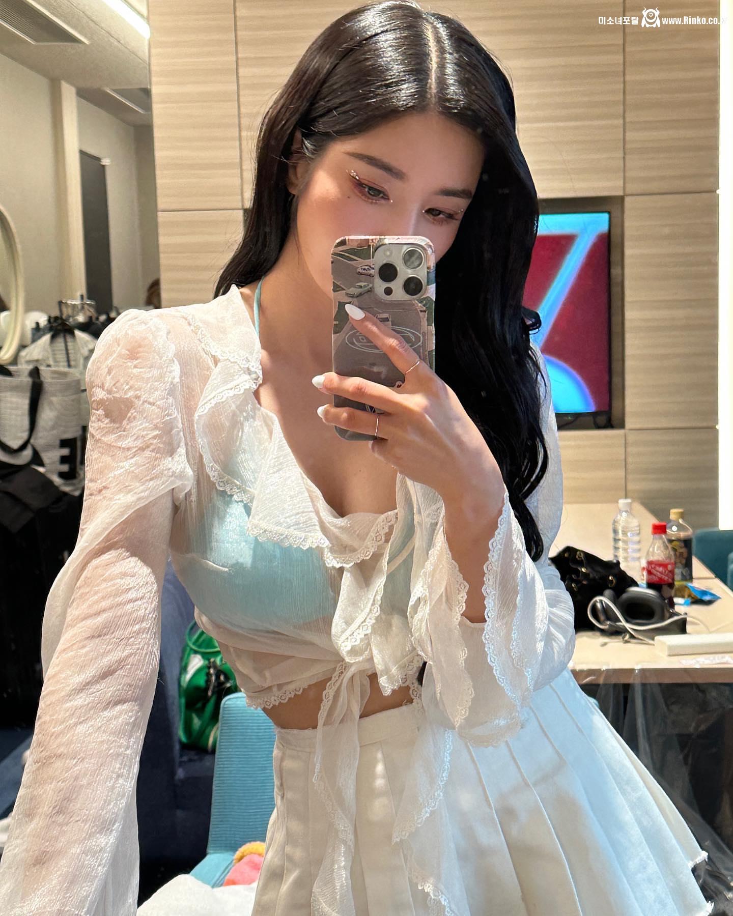 도쿄 워터밤 끝난후 인스타 올린 권은비 프릴 블라우스+비키니 몸매