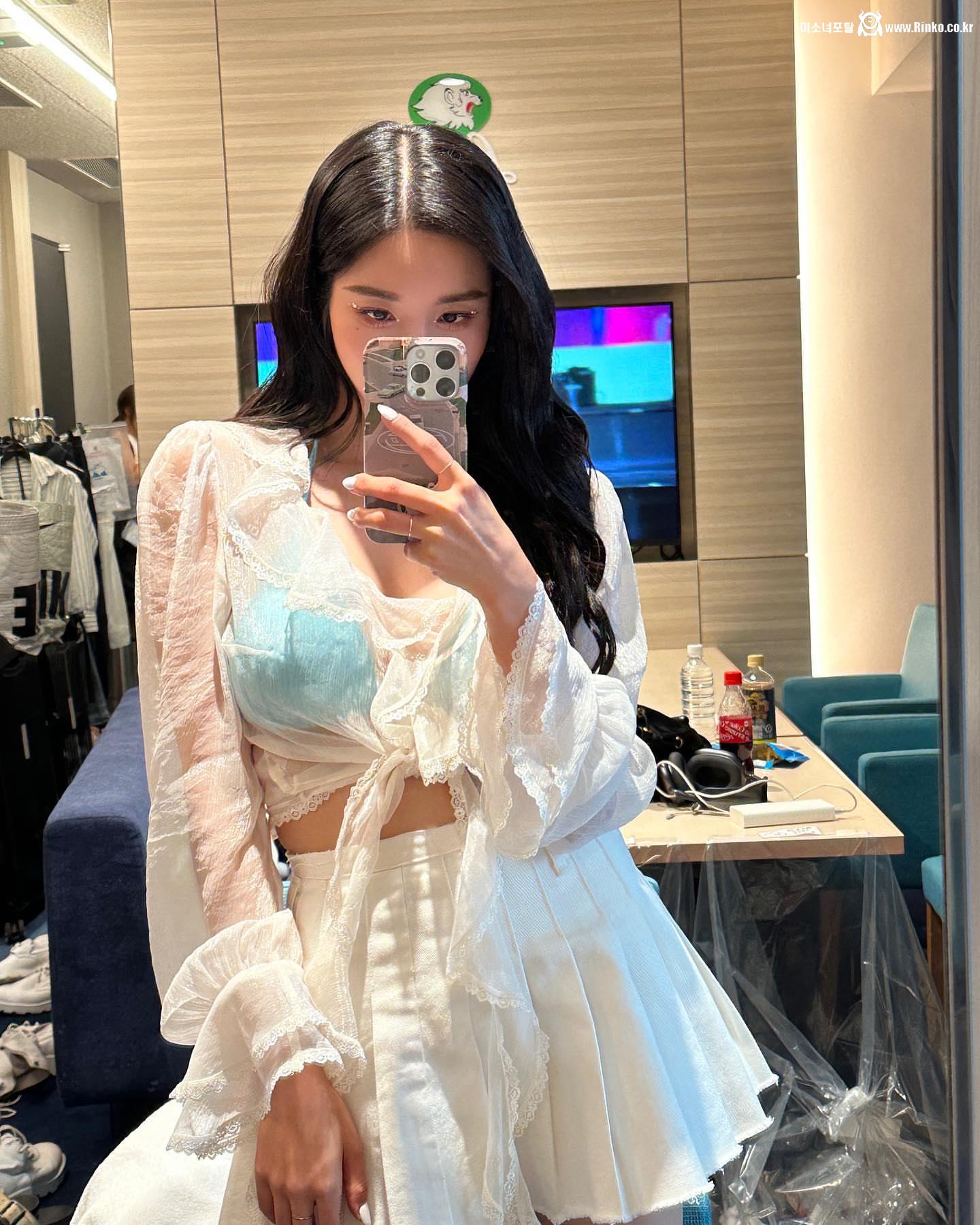 도쿄 워터밤 끝난후 인스타 올린 권은비 프릴 블라우스+비키니 몸매