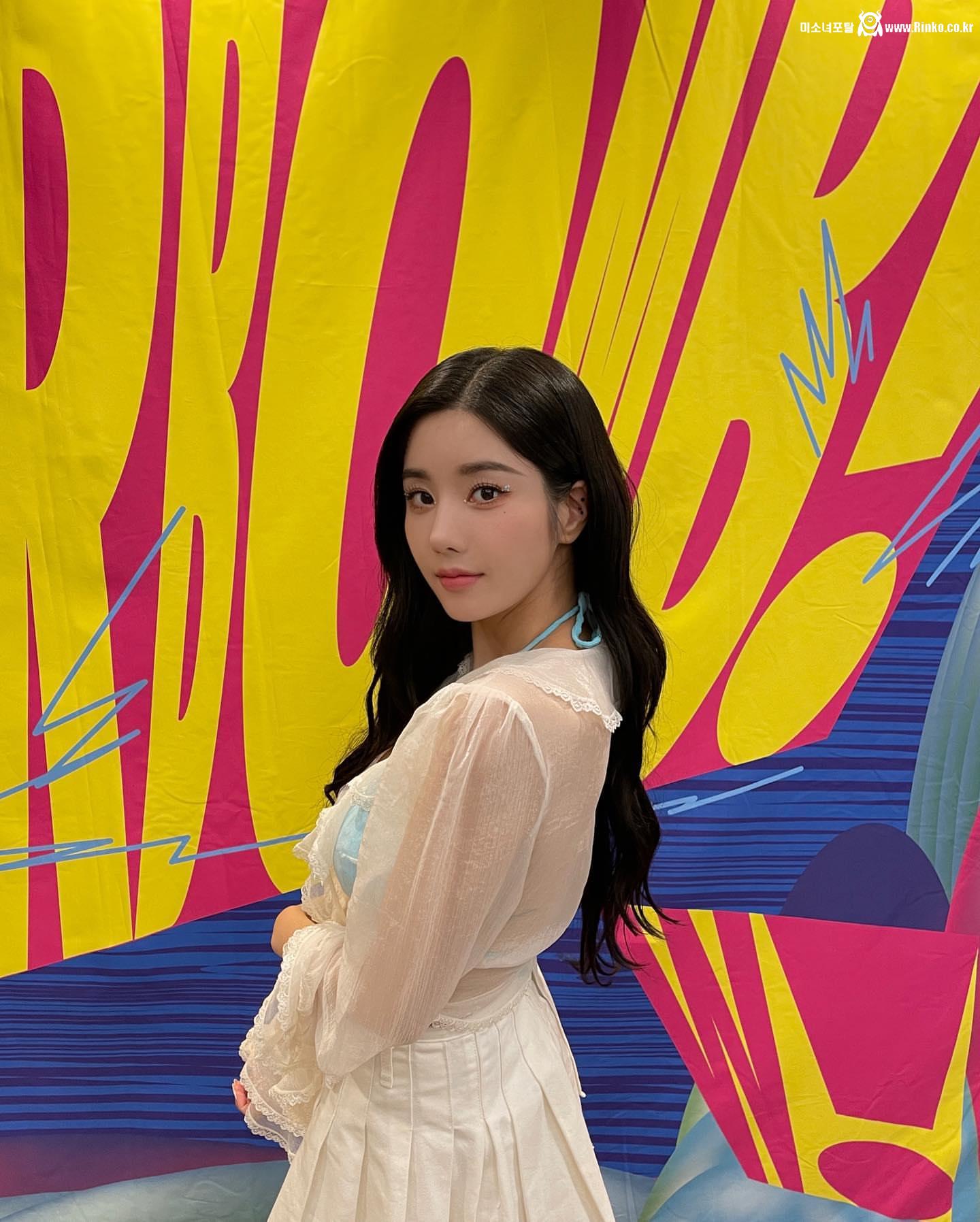 도쿄 워터밤 끝난후 인스타 올린 권은비 프릴 블라우스+비키니 몸매