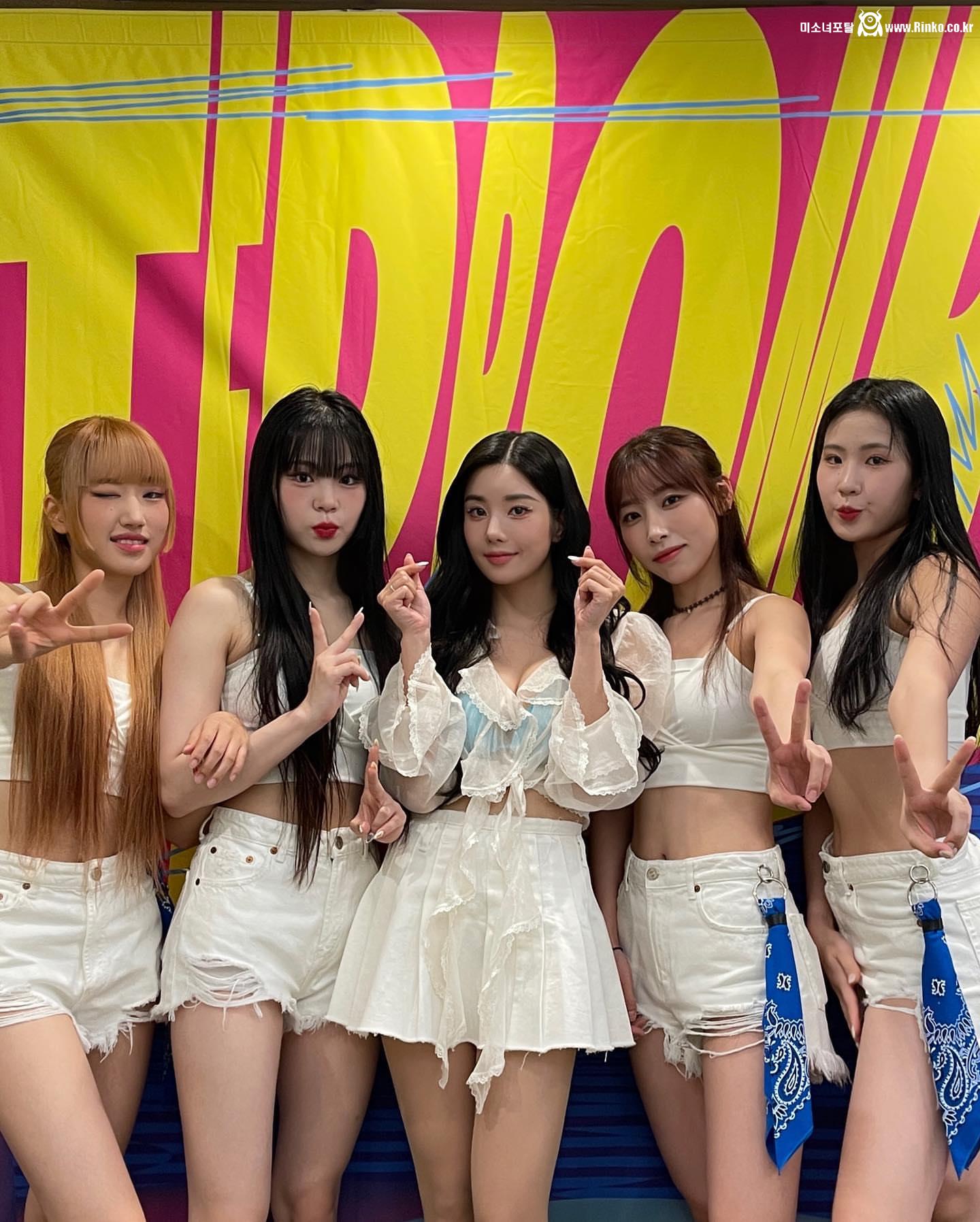 도쿄 워터밤 끝난후 인스타 올린 권은비 프릴 블라우스+비키니 몸매