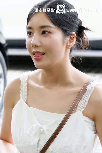 출근길 시원한 화이트 민소매 초근접 실물 느낌 권은비