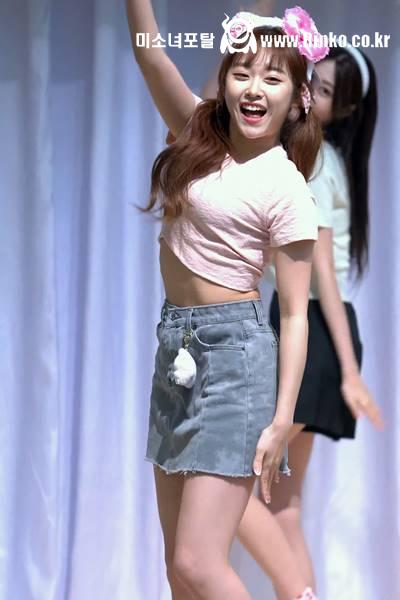 크롭티 청치마 아일리원 리리카