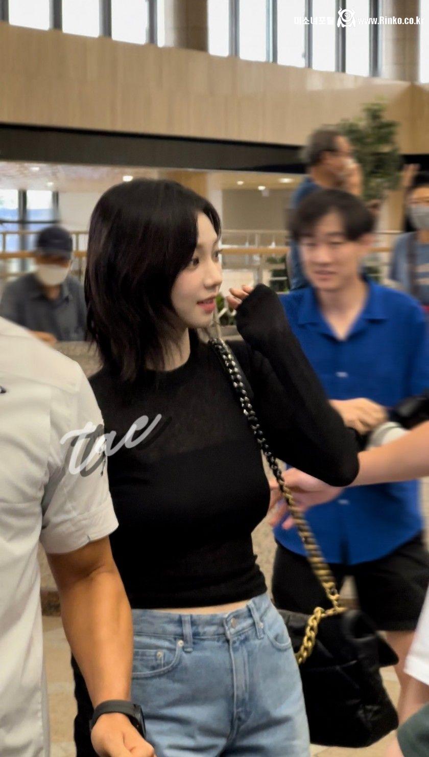 어제자 중단발 시스루 셔츠 공항패션 에스파 카리나