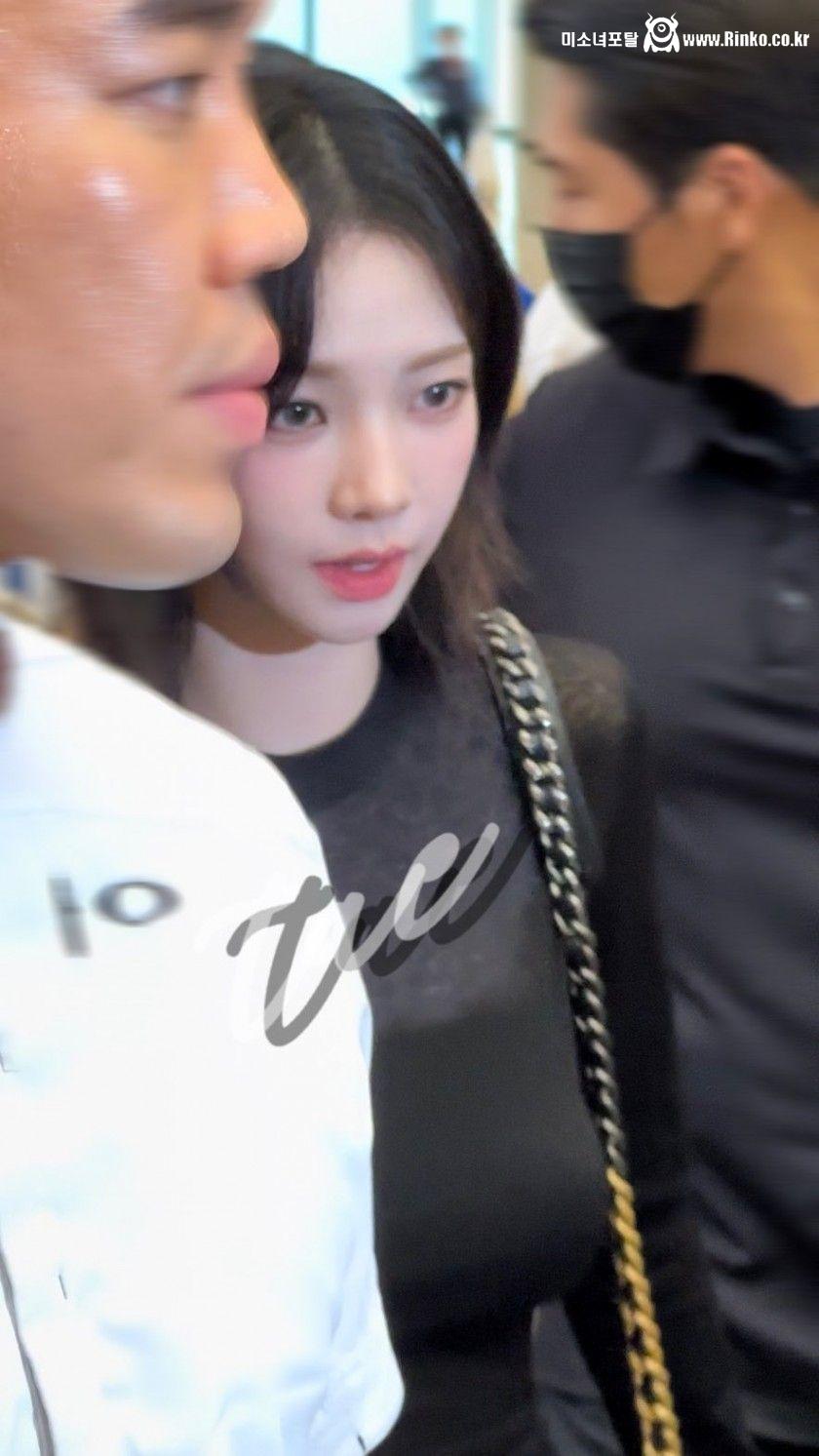 어제자 중단발 시스루 셔츠 공항패션 에스파 카리나