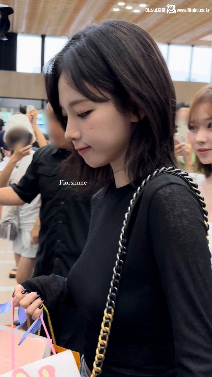 어제자 중단발 시스루 셔츠 공항패션 에스파 카리나