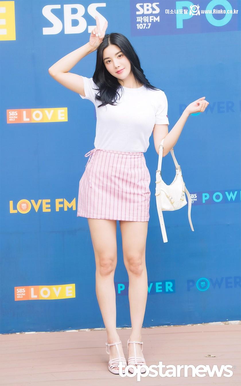 골지 티셔츠 출근길 권은비