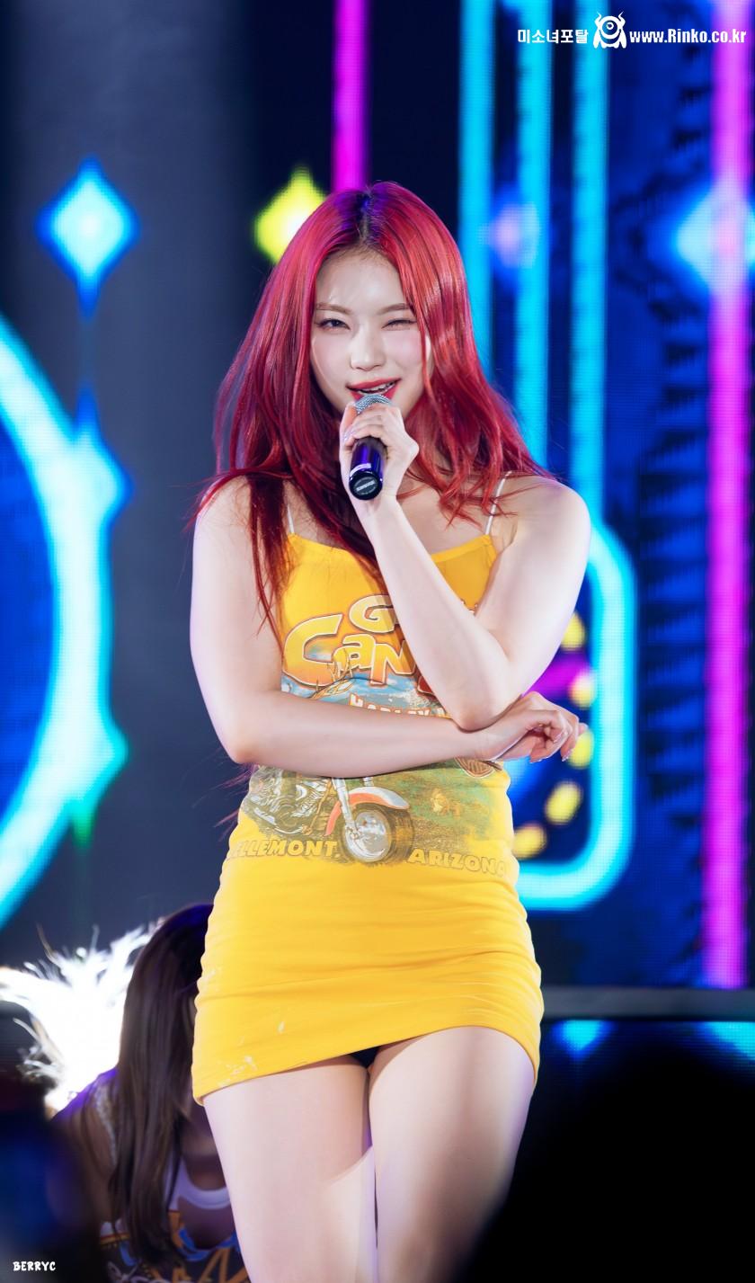 속바지 보이는 원피스 스테이씨 아이사