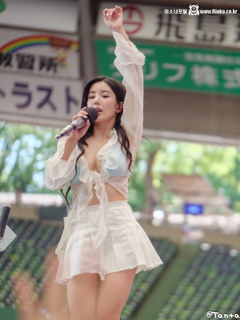 집에서 미리 적셔본다는 워터밤 의상 권은비