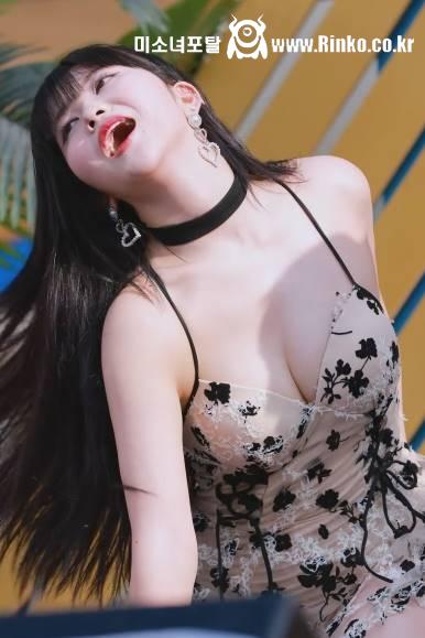 시원하게 입은 누드톤 원피스 가슴골 버스터즈 타카라