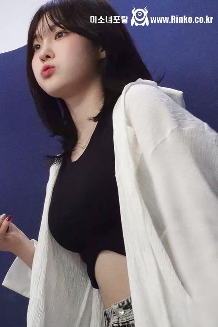 셀프 사진 찍는 케플러 김채현