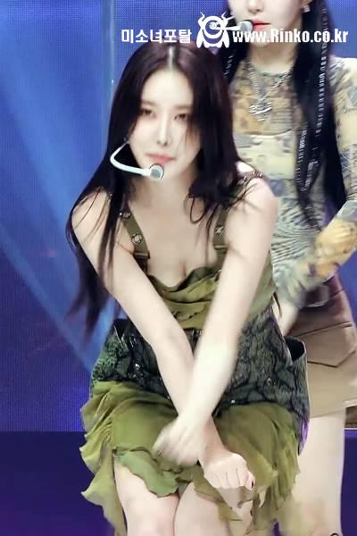 민소매 원피스 숙인 가슴골 브브걸 민영