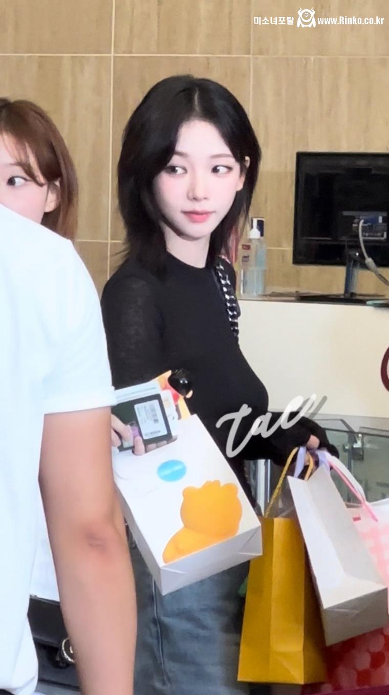 중단발 검은시스루 은은한 무브먼트 공항패션 에스파 카리나