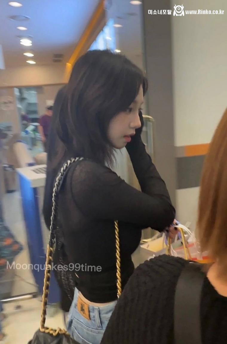 중단발 검은시스루 은은한 무브먼트 공항패션 에스파 카리나