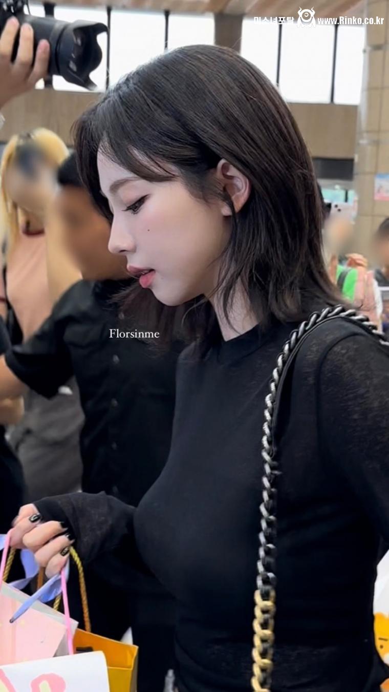 중단발 검은시스루 은은한 무브먼트 공항패션 에스파 카리나