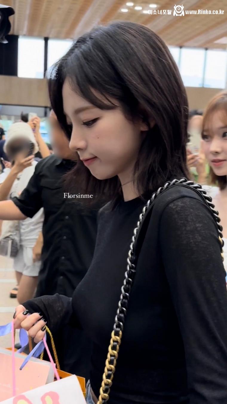 중단발 검은시스루 은은한 무브먼트 공항패션 에스파 카리나