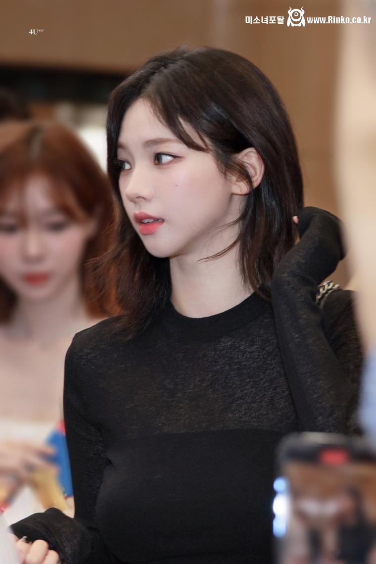 중단발 검은시스루 은은한 무브먼트 공항패션 에스파 카리나