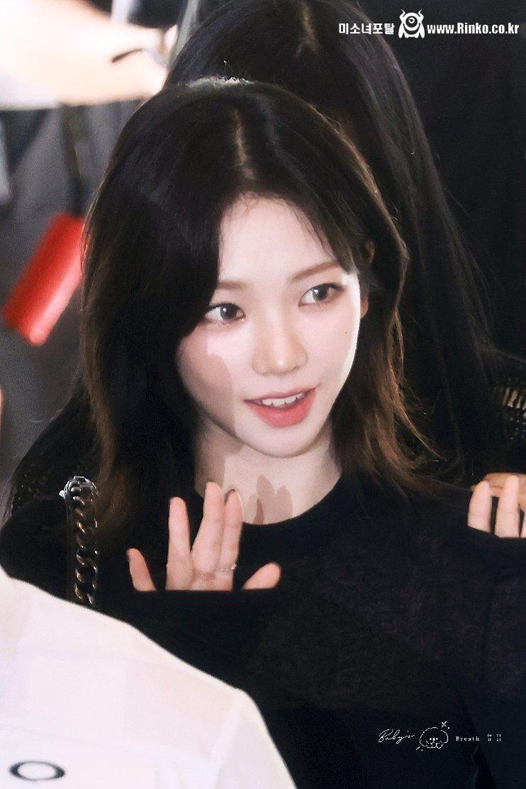 중단발 검은시스루 은은한 무브먼트 공항패션 에스파 카리나