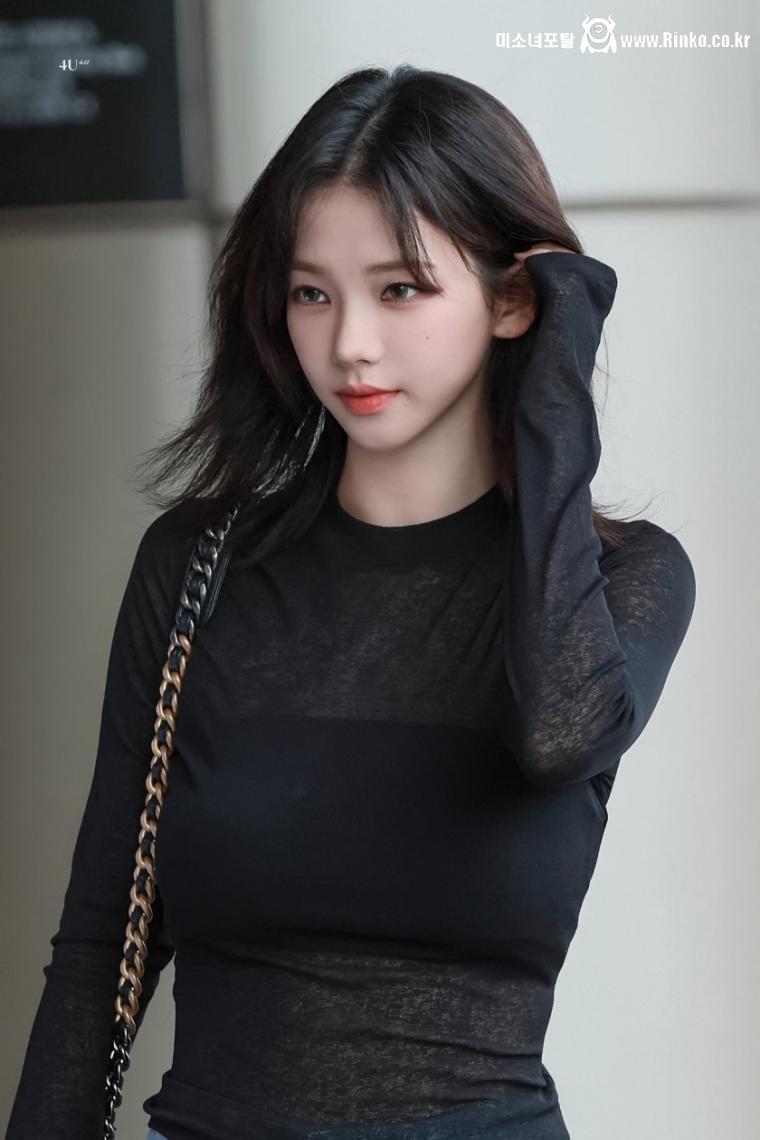 중단발 검은시스루 은은한 무브먼트 공항패션 에스파 카리나