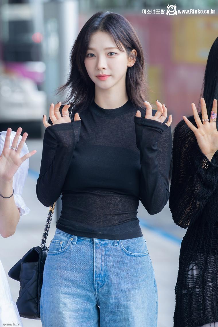 중단발 검은시스루 은은한 무브먼트 공항패션 에스파 카리나