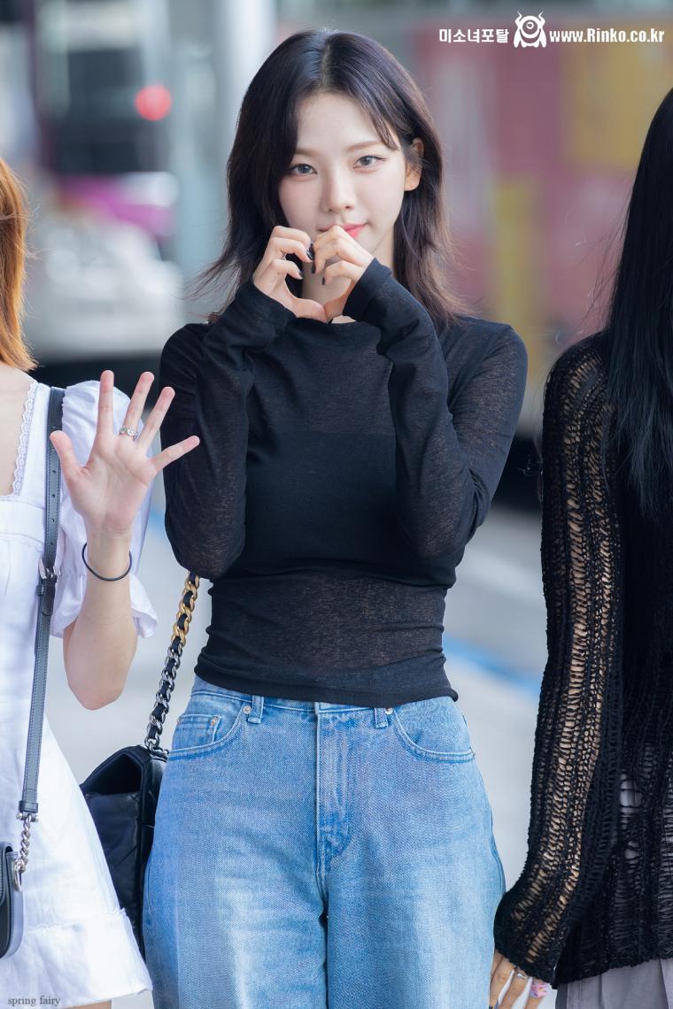 중단발 검은시스루 은은한 무브먼트 공항패션 에스파 카리나