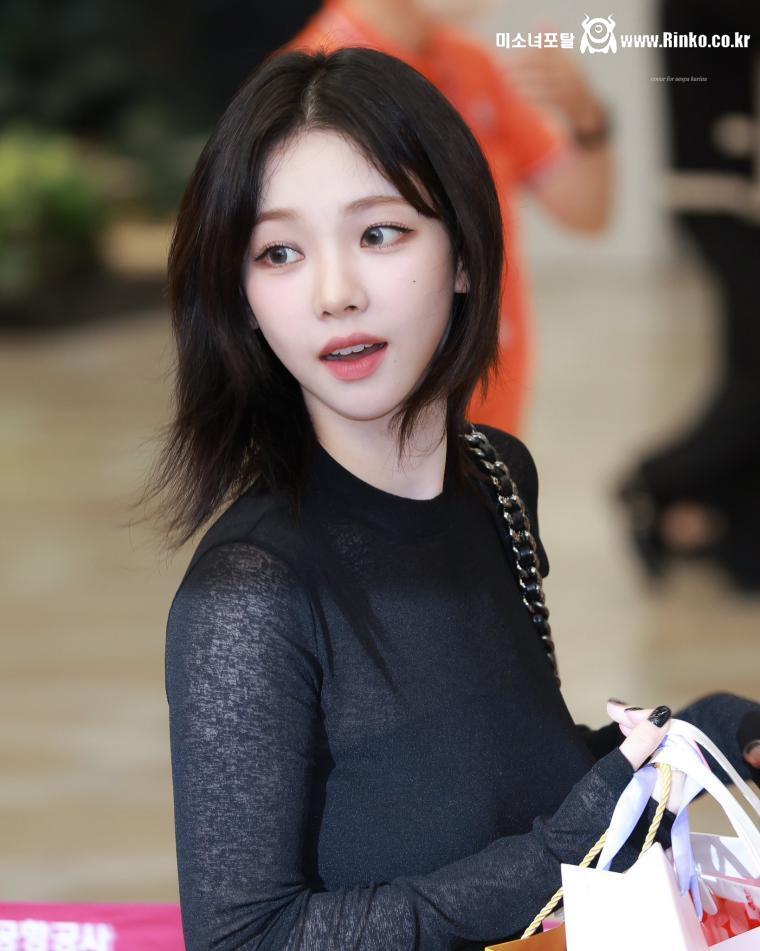 중단발 검은시스루 은은한 무브먼트 공항패션 에스파 카리나