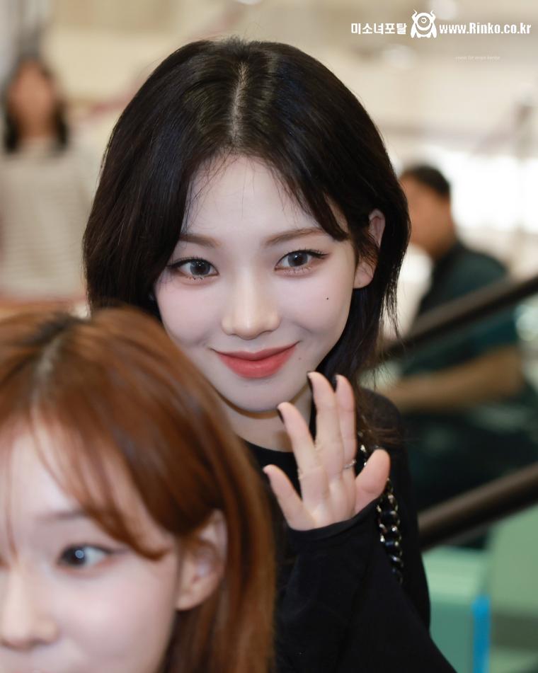 중단발 검은시스루 은은한 무브먼트 공항패션 에스파 카리나